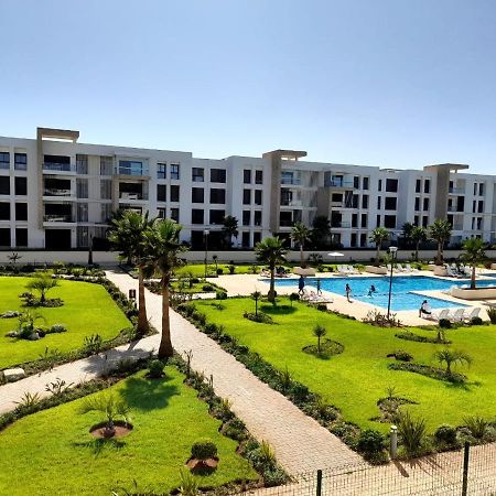 Vus Sur Mer Et Piscine Salé Luaran gambar