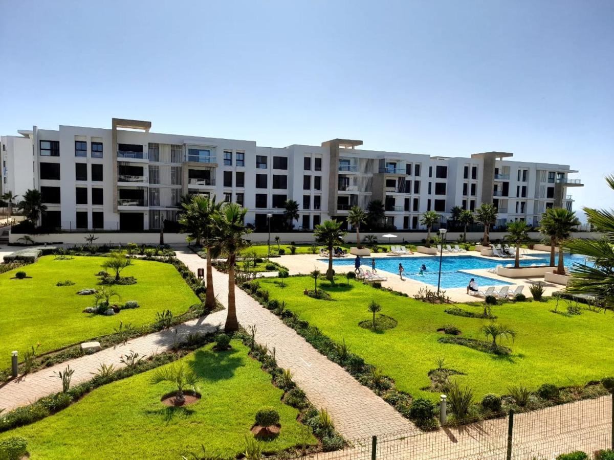 Vus Sur Mer Et Piscine Salé Luaran gambar