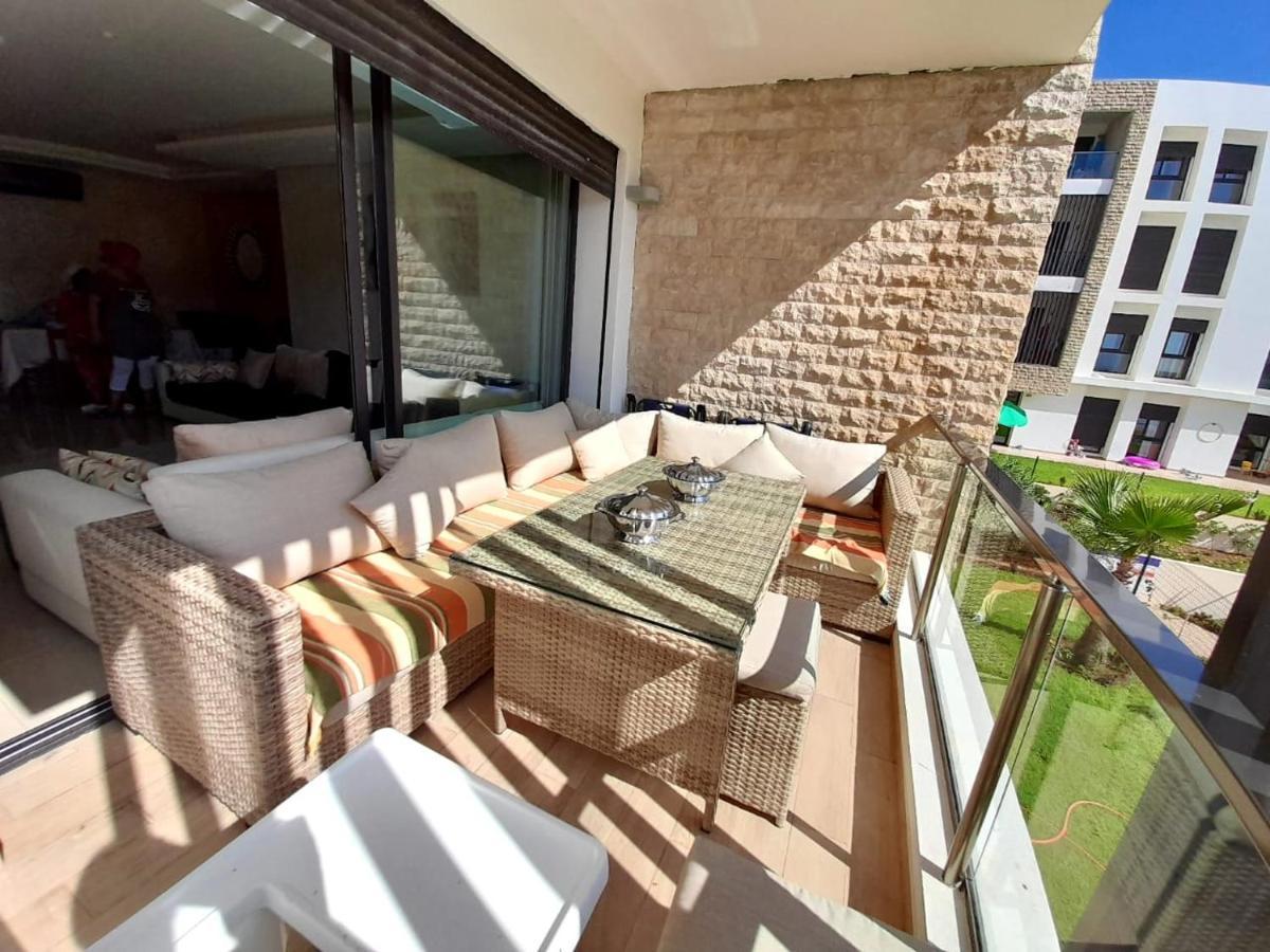 Vus Sur Mer Et Piscine Salé Luaran gambar