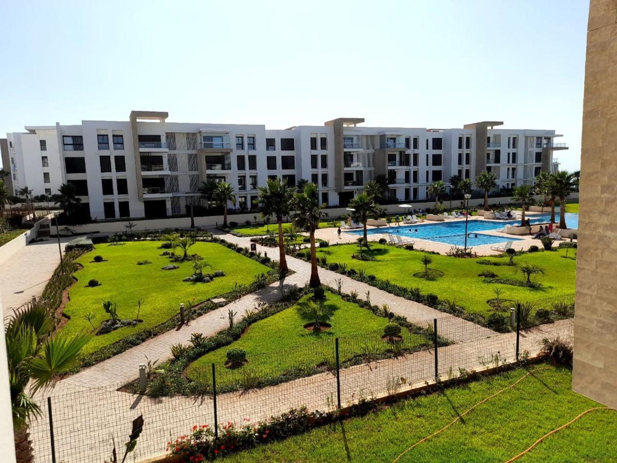 Vus Sur Mer Et Piscine Salé Luaran gambar