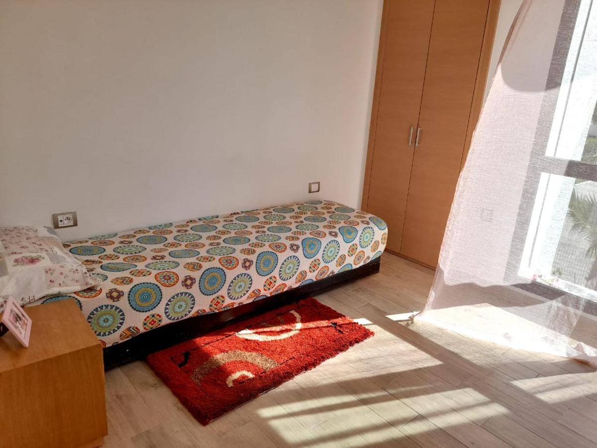 Vus Sur Mer Et Piscine Salé Luaran gambar