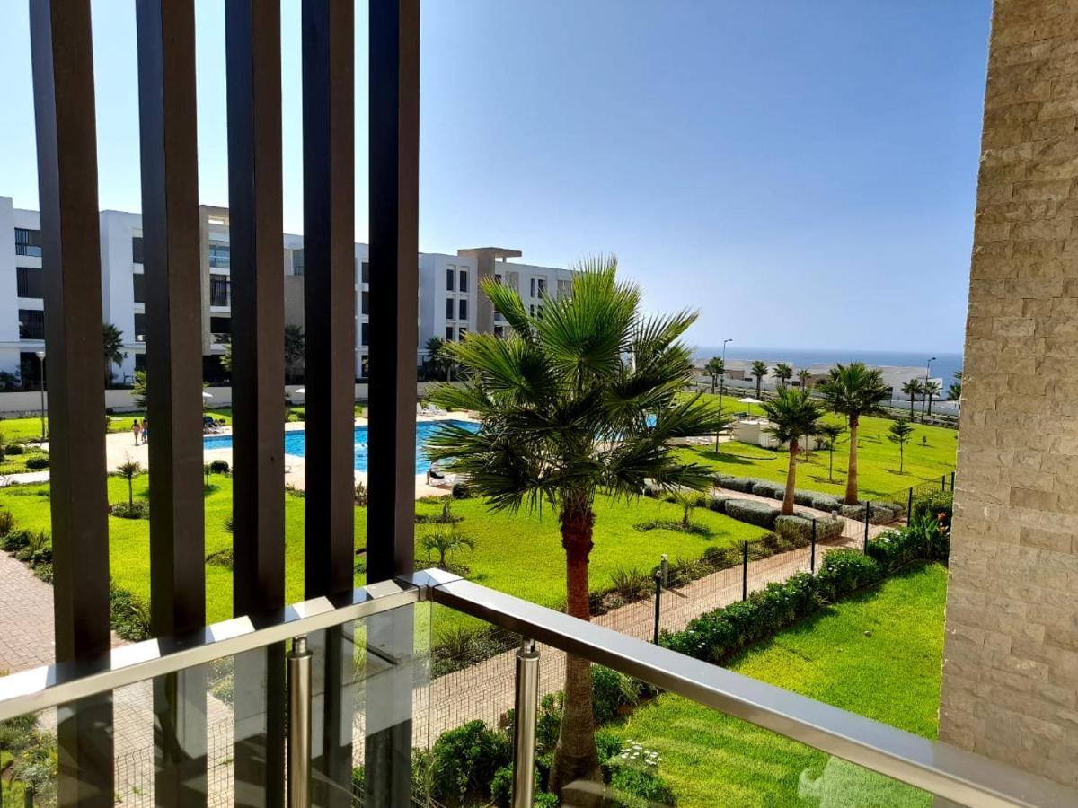 Vus Sur Mer Et Piscine Salé Luaran gambar