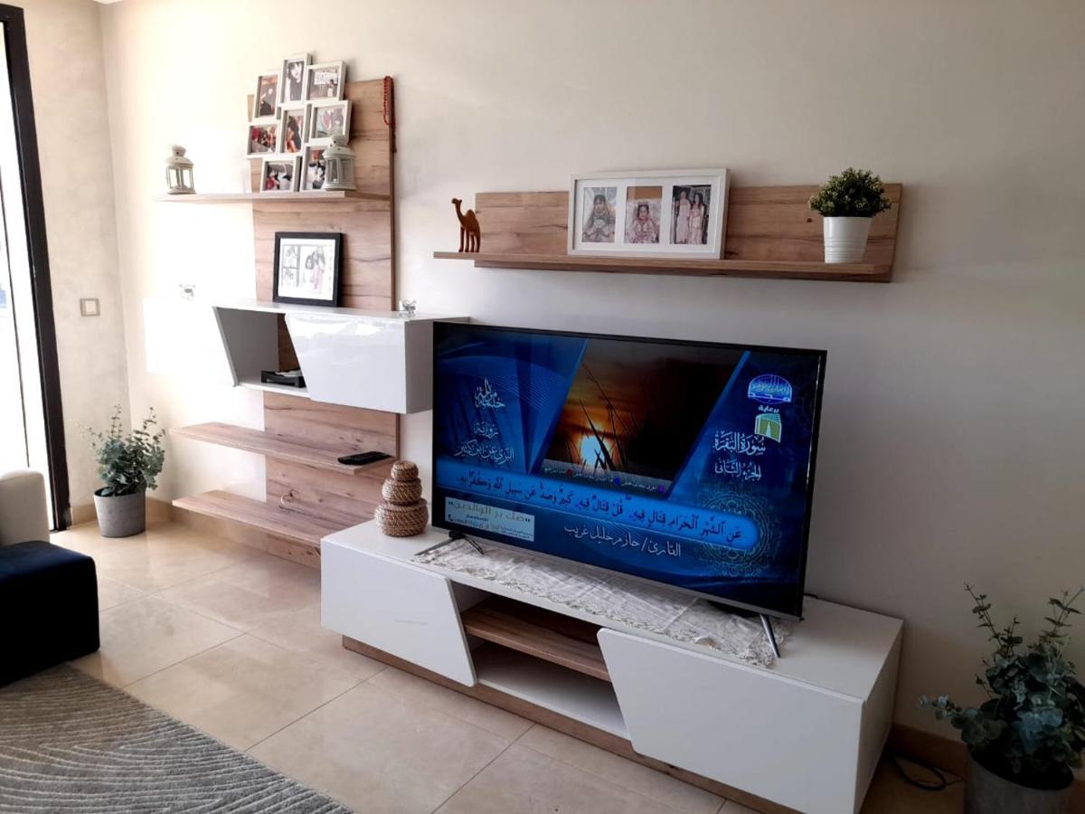 Vus Sur Mer Et Piscine Salé Luaran gambar