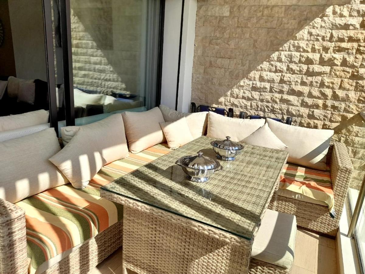 Vus Sur Mer Et Piscine Salé Luaran gambar