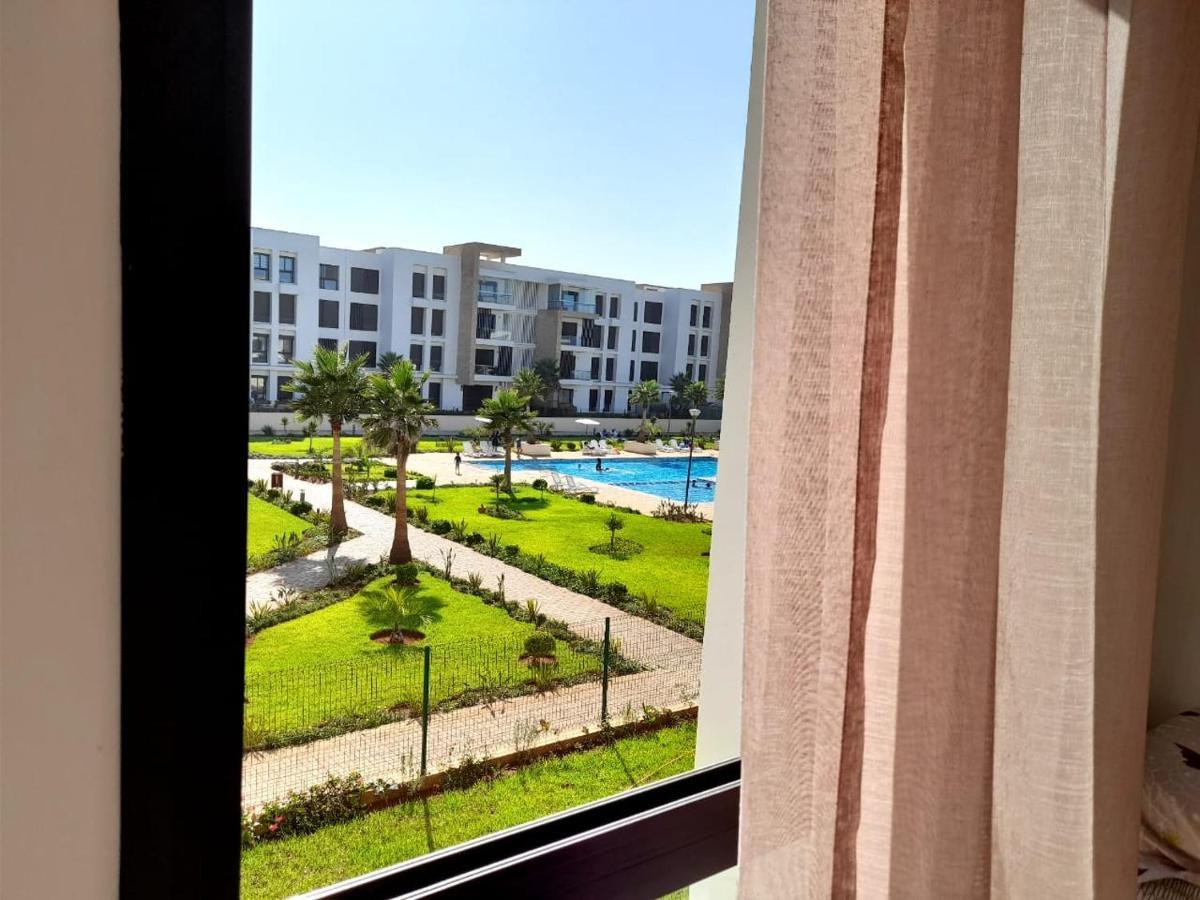 Vus Sur Mer Et Piscine Salé Luaran gambar