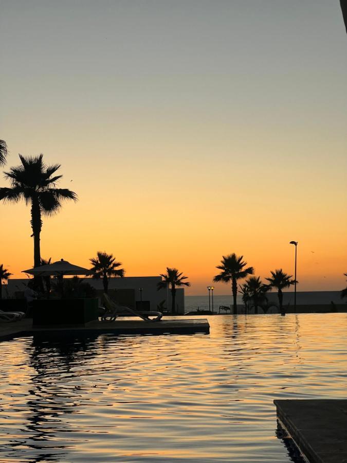 Vus Sur Mer Et Piscine Salé Luaran gambar